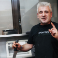 Ο ιδιοκτήτης της ταβέρνας, ο Πόλυς 