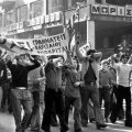 Νεαροί φοιτητές και εργάστες στους δρόμους με πανό τις ημέρες που κορυφώνεται η εξέγερση του Πολυτεχνείου το 1973 