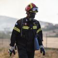 Πυροσβέστης επιχειρεί σε πυρκαγιά