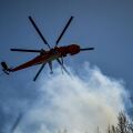 Ελικόπτερο επιχειρεί σε πυρκαγιά