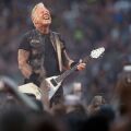 Οι Metallica ανακοινώνουν συνεργασία με τον Ερυθρό Σταυρό για αιμοδοσίες στις προσεχείς συναυλίες τους, προσφέροντας περιορισμένα T-shirts στους συμμετέχοντες.