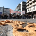 Δώστε κουλούρι στον λαό;