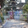 Επιχείρηση της ΕΛΑΣ σε κατειλημμένο κτίριο του δήμου Αθηναίων στον Λόφο Στρέφη - Έγιναν 6 προσαγωγές - Η ανακοίνωση της Αστυνομίας