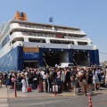 Επιβάτες ετοιμάζονται να επιβιβαστούν σε πλοίο στο λιμάνι του Πειραιά