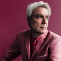 Ντέιβιντ Μπερν: Ο frontman των Talking Heads αποκάλυψε πότε συνειδητοποίησε ότι βρίσκεται στο φάσμα του αυτισμού και πώς τον βοήθησε η μουσική 