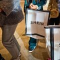 Η Shein πάει Παρίσι: Η φθηνή απόλαυση και το ακριβό της τίμημα