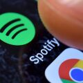 Συνδρομήτρια κατηγορεί το Spotify ότι πουλά κρυφά θέσεις σε playlists, παραπλανώντας χρήστες ότι οι προτάσεις βασίζονται μόνο στις προτιμήσεις τους.