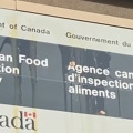 Επίθεση με κόπρανα στην καναδική υπηρεσία επιθεώρησης τροφίμων 
