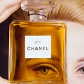 κοπέλα με άρωμα chanel no5