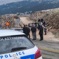 Το σημείο όπου βρέθηκε το καμένο όχημα των δραστών μετά τη δολοφονία του Γιάννη Λάλα στην Αράχωβα