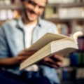 Άτομο διαβάζει λεξικό 