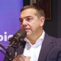 Ο Αλέξης Τσίπρας περιγράφει με χιούμορ τη σχέση του με την τραπ μουσική μέσω των γιων του, λέγοντας πως τους προτρέπει να ακούνε όχι μόνο Snik αλλά και ΛΕΞ.