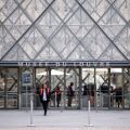 Το Λούβρο αυξάνει κατά 45% τα εισιτήρια για μη Ευρωπαίους επισκέπτες, με στόχο τη χρηματοδότηση έργων εκσυγχρονισμού και ασφάλειας.