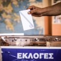 Χέρι πάνω από την κάλπη των εκλογών