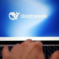 Η κινεζική DeepSeek έκανε open source μοντέλο τεχνητής νοημοσύνης που έλαβε χρυσό μετάλλιο στη Διεθνή Μαθηματική Ολυμπιάδα για την ικανότητα συλλογισμού του.