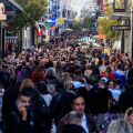 Πλήθος κόσμου ψωνίζει στην οδό Ερμού