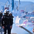 Αστυνομικές δυνάμεις στο λιμάνι του Βόλου και αλιείς που διαμαρτύρονται με τις συνθήματα και καπνογόνα από τις βάρκες τους