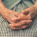 Χέρια ηλικιωμένης