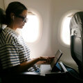 Πώς να κάνεις το αεροπορικό ταξίδι λιγότερο άβολο για τη μέση σου