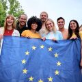 Παρέα νέων που κρατούν τη σημαία της ΕΕ