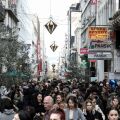 Πλήθος στη γιορτινή οδό Ερμού
