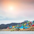 Πολύχρωμα σπίτια στο χωριό Colorful Aasiaat, στη Δυτική Γροιλανδία