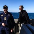 Ο Κυριάκος Μητσοτάκης και ο Κώστας Τασούλας στη φρεγάτα «Κίμων»