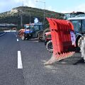 Αγρότες: Πού παραμένουν τα μπλόκα - Ανοιχτή η Εθνική από Λαμία έως Αθήνα