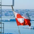 H σημαία της Γροιλανδίας σε ένα παγοθραυστικό καράβι