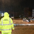 Υπάλληλος του δήμου Γλυφάδα σε σημείο δρόμου που έχει μετατραπεί σε ποτάμι