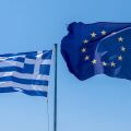 Σημαίες της Ελλάδας και της ΕΕ που κυματίζουν