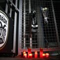 ΠΑΟΚ: Θρήνος για το δυστύχημα στη Ρουμανία - Κεράκια και κασκόλ έξω από την Τούμπα