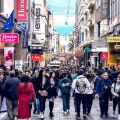 Πλήθος κόσμου στην οδό Ερμού στην Αθήνα