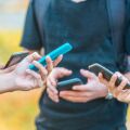 Παρέα εφήβων με smartphones