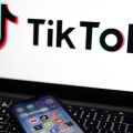 Η ΕΕ κατηγορεί το TikTok για εθιστικό σχεδιασμό και εξετάζει υποχρεωτικές αλλαγές, ακόμη και στον αλγόριθμο της εφαρμογής.