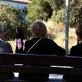 Συνταξιούχες καθισμένες σε παγκάκι