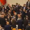 Σκηνές χάους και άγριο ξύλο στην τουρκική Βουλή κατά την ορκωμοσία του υπουργού ΔικαιοσύνηςΣκηνές χάους και άγριο ξύλο στην τουρκική Βουλή κατά την ορκωμοσία του υπουργού Δικαιοσύνης