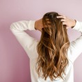 Μάσκες μαλλιών για ξηρότητα και φριζάρισμα: τα προϊόντα που ξεχωρίσαμε στην αγορά
