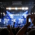 Οι Oasis κυκλοφορούν μια σπάνια live εκτέλεση του Acquiesce από το Γουέμπλεϊ, συμμετέχοντας στο άλμπουμ Help(2) για τα παιδιά θύματα πολέμου.