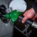 Οδηγός βάζει βενζίνη στο αυτοκίνητο