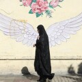 Γυναίκα περνά μπροστά από mural στην πρωτεύουσα του Ιράν, Τεχεράνη