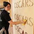 Γυναίκα καθαρίζει τον χώρο υποδοχής για τα βραβεία Όσκαρ 2026