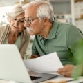 Συνταξιούχοι κοιτούν στον υπολογιστή για τα αναδρομικά και την πληρωμή τους