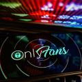 OnlyFans: Η εκρηκτική επιτυχία που άλλαξε τα δεδομένα και ποιοι βγάζουν πραγματικά εκατομμύρια