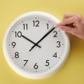 Χέρι που αλλάζει τους δείκτες ρολογιού
