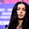 Η Charli xcx συμμετέχει στη νέα ταινία τρόμου του Τακάσι Μίικε, που γυρίζεται στο Κιότο με διεθνές καστ αστέρων - Αποκαλύφθηκαν οι λεπτομέρειες της πλοκής