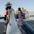Επιβάτες στο λιμάνι του Πειραιά ετοιμάζονται να επιβιβαστούν σε πλοίο της γραμμής για νησιά του Αιγαίου