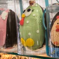 Πασχαλινά αυγά σοκολατένια σε βιτρίνα καταστήματος