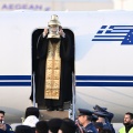 Στιγμιότυπο από τη μεταφορά του Αγίου Φωτός στο αεροδρόμιο Ελευθέριος Βενιζέλος