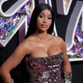 Η Cardi B αποκαλύπτει ότι δεν θα αφαιρέσει τελικά τα εμφυτεύματα στους γλουτούς - Η 33χρονη ράπερ δηλώνει πως νιώθει άνετα με το σώμα της και αγαπά τις ατέλειες